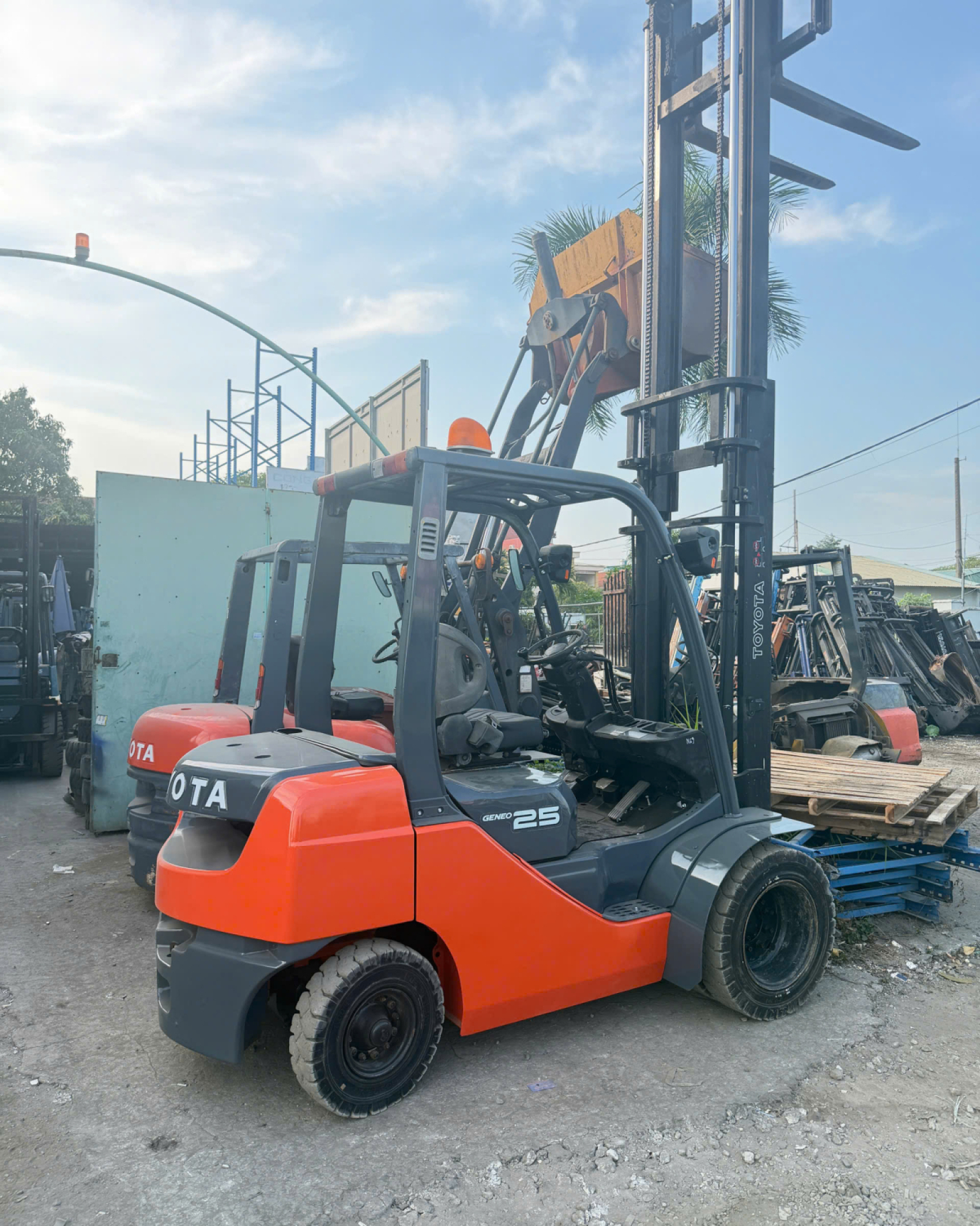 Xe Nâng Toyota 2.5 Tấn 8FD25 Máy Dầu – Số Tự Động – Thang Nâng 4M