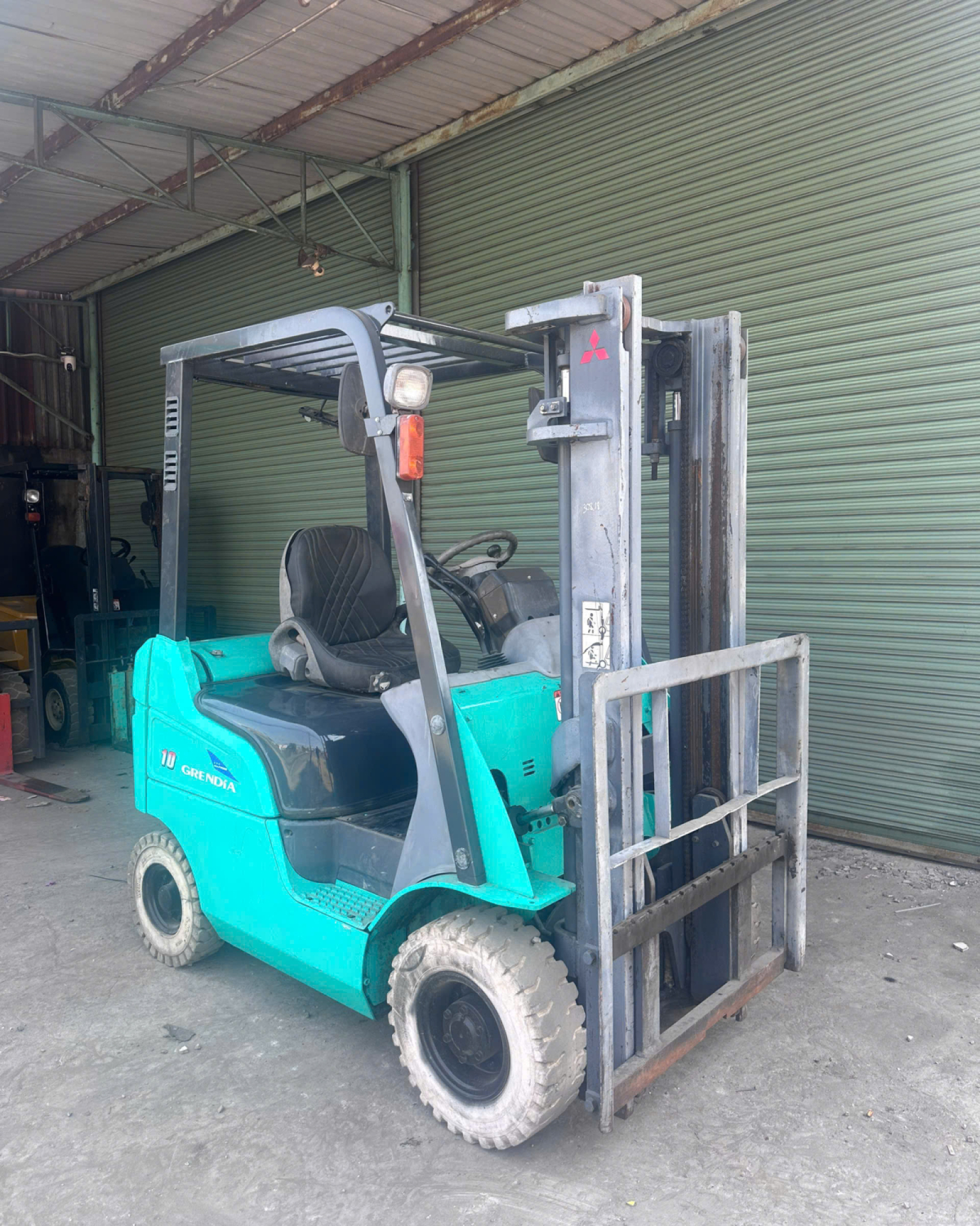 Xe Nâng Mitsubishi 1 Tấn Máy Dầu – Số Tự Động – Thang Nâng Cao 3M