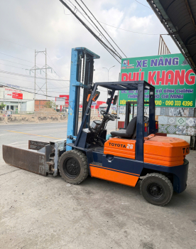 Xe Nâng Toyota 2.8 Tấn Máy Dầu – Số Tự Động, Thang Nâng 4.5m, Kẹp Vuông Chuyên Dụng